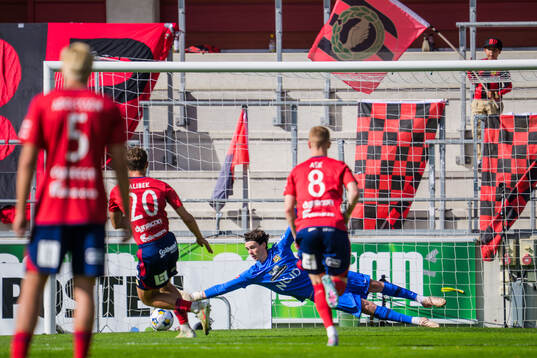 Östers Alibek Aliev gör 1-0 på straff