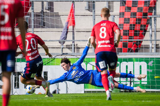 Östers Alibek Aliev gör 1-0 på straff