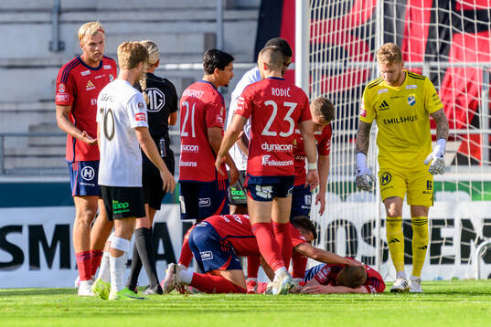 Östers Daniel Ask ligger på gräset