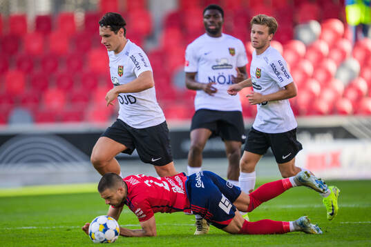 Brommapojkarnas Kevin Ackermann och Östers Vladimir Rodic