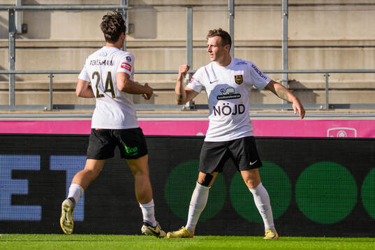 Brommapojkarnas Adam Skanning Jakobsen jublar