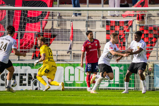 Brommapojkarnas Adam Skanning Jakobsen jublar
