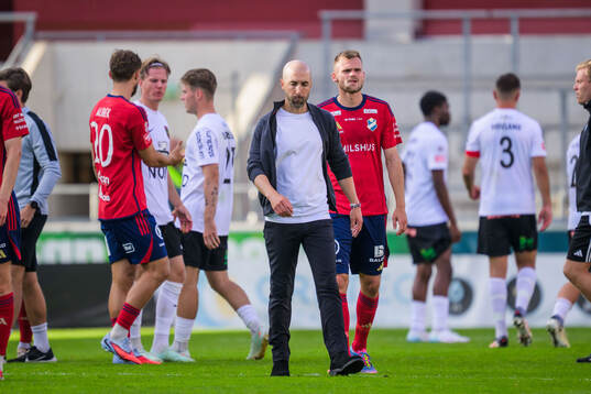 Östers tränare Martin Foyston och Oscar Uddenäs deppar