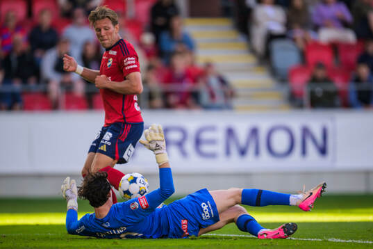 Brommapojkarnas målvakt Leo Cavallius och Östers Noah