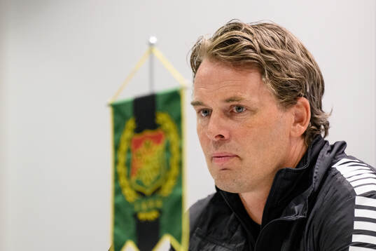 GAIS tränare Fredrik Holmberg på en presskonferens