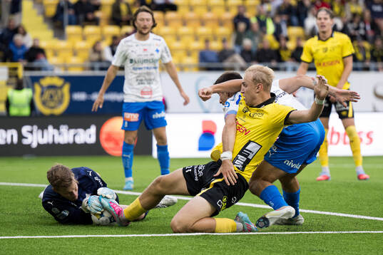 Värnamos målvakt Hugo Keto och Elfsborgs Leo Östman