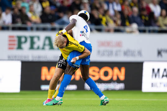 Elfsborgs Leo Östman och Värnamos Rufai Mohammed