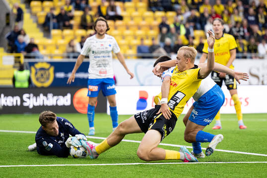 Värnamos målvakt Hugo Keto och Elfsborgs Leo Östman