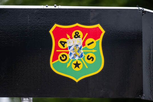 Ett IFK Göteborgs-klistermärke på GAIS emblem