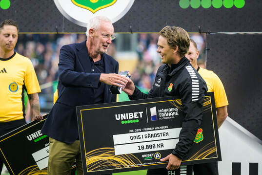 GAIS tränare Fredrik Holmberg tar emot priset månadens