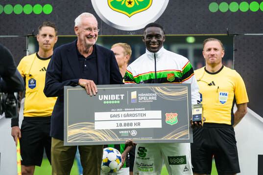 GAIS Ibrahim Diabate tar emot priset för månadens spelare