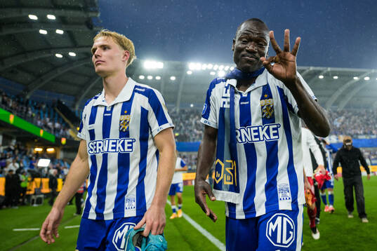 IFK Göteborgs Max Fenger och Saidou Alioum Moubarak jublar