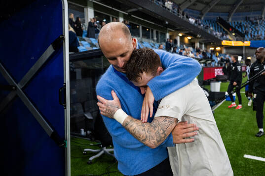 IFK Göteborgs scout David Vukovic och Tobias Heintz jublar