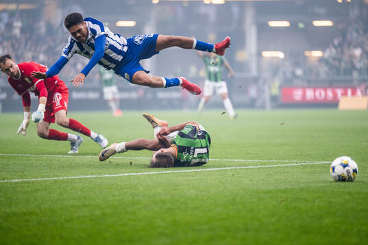 IFK Göteborgs målvakt Elis Bishesari och Thomas Santos