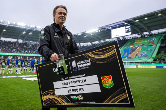 GAIS tränare Fredrik Holmberg med priset för månadens