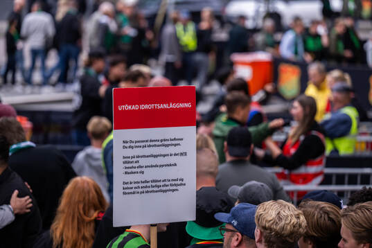 En informationsskylt utanför arenan