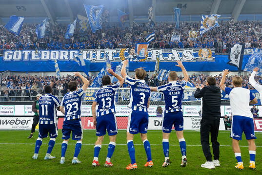 IFK Göteborgs spelare jublar framför klacken