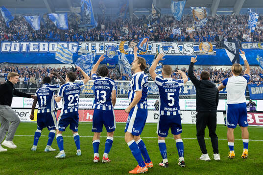 IFK Göteborgs spelare jublar framför klacken
