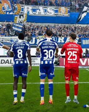IFK Göteborgs spelare jublar framför klacken