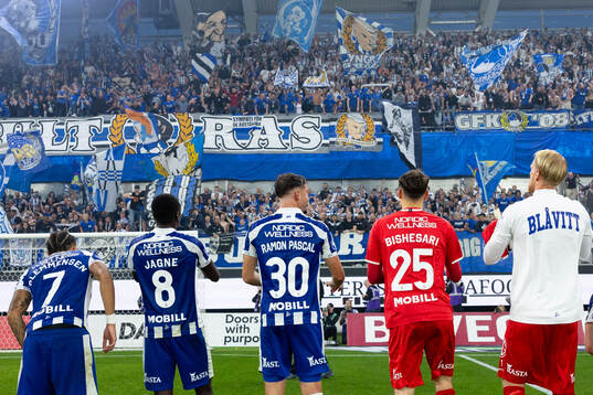 IFK Göteborgs spelare jublar framför klacken