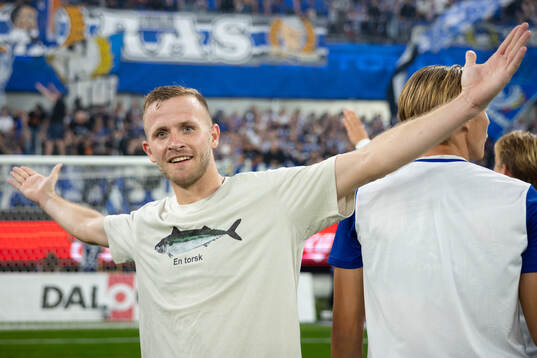 IFK Göteborgs Jonas Bager jublar framför klacken