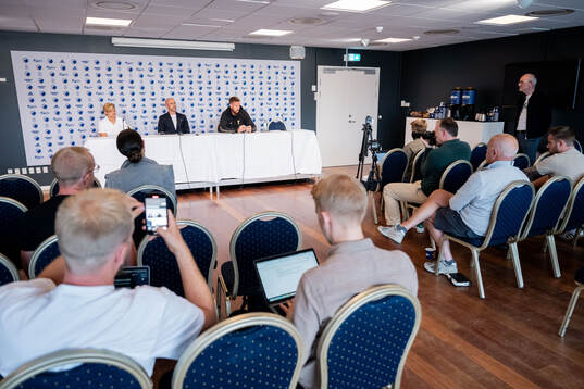 Head coach Henrik Rydström and Pontus Jansson of Malmö FF