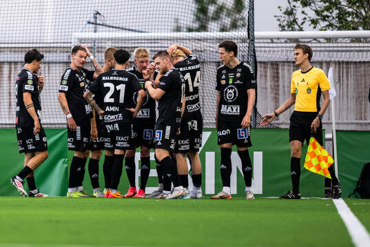 Örebros Dino Salihovic jublar med lagkamrater