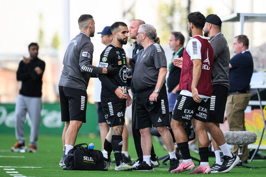 Örebros Alai Hussain Ghasem lämnar planen skadad