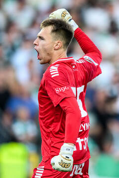 Örebros målvakt Jakub Ojrzynski jublar