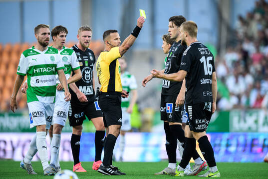 Örebros Hampus Söderström tilldelas gult kort av Domare