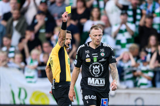 Örebros Jesper Modig tilldelas gult kort av Domare Rinon