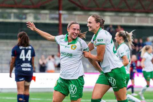Hammarbys Vilde Hasund och Vilma Emilia Koivisto jublar