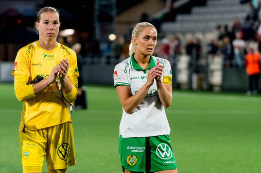 Hammarbys målvakt Melina Loeck och Alice Carlsson deppar