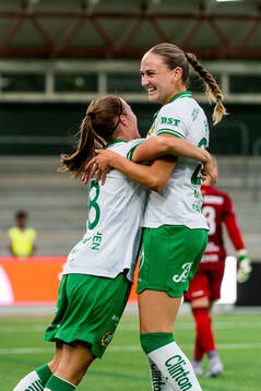 Hammarbys Vilma Emilia Koivisto och Vilde Hasund jublar