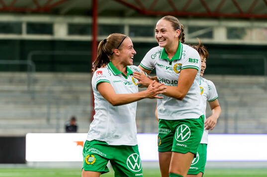 Hammarbys Vilma Emilia Koivisto och Vilde Hasund jublar