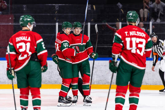 Frölundas Noah Dower Nilsson jublar med Theodor Niederbach