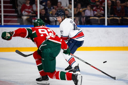 HV71s Riley Woods