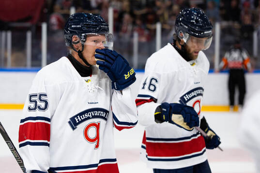 HV71s Andreas Borgman och Joona Luoto deppar