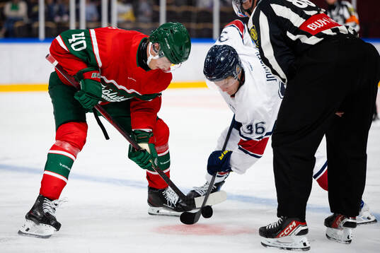 Frölundas Jacob Peterson tekar mot HV71s Martin Johnsen