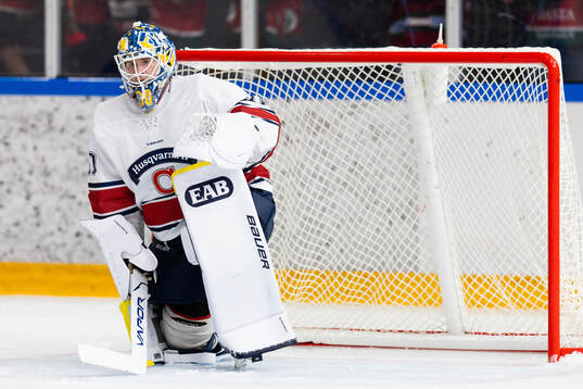 HV71s målvakt Lassi Lehtinen deppar