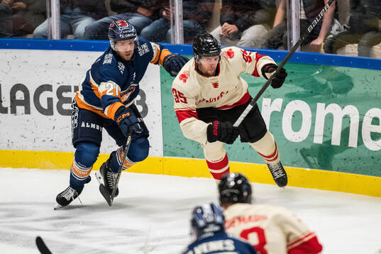 Växjös Brian Cooper och Malmö Redhawks Carl Persson