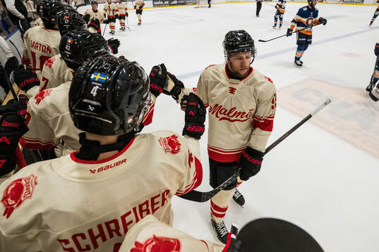 Malmö Redhawks Carl Persson jublar