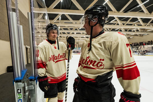 Malmö Redhawks Lauri Pajuniemi och Topi Niemelä deppar