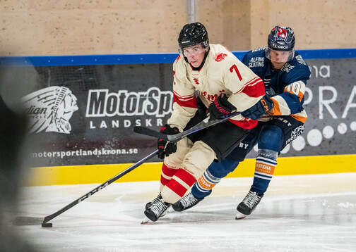 Malmö Redhawks Topi Niemelä och Växjös Eemeli Suomi