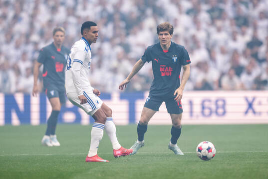 Marcos Lopez of FC Copenhagen and Oliver Berg of Malmö FF