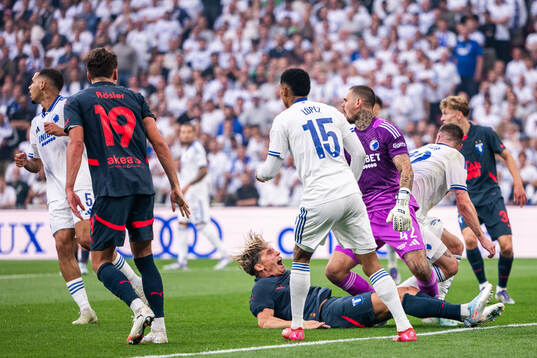 Jens Stryger Larsen of Malmö FF collide with goalkeeper
