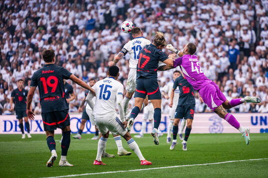 Jens Stryger Larsen of Malmö FF collide with goalkeeper