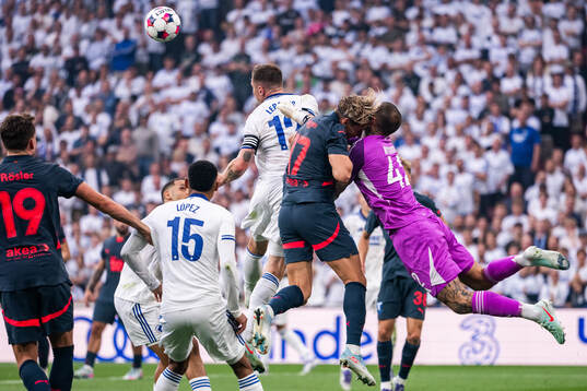 Jens Stryger Larsen of Malmö FF collide with goalkeeper