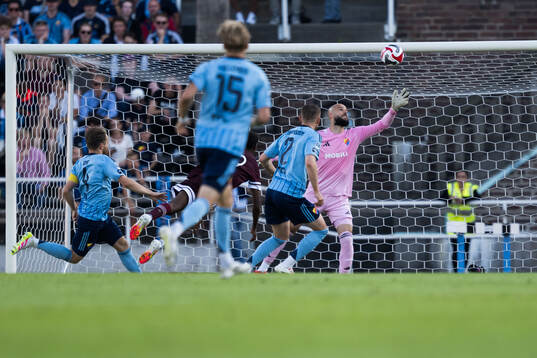 FC Järfällas Kahin Dahir och Djurgårdens målvakt Filip