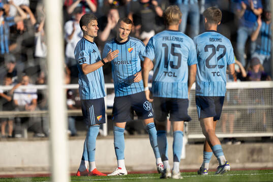 Djurgårdens Nino Zugelj jublar med Piotr Johansson